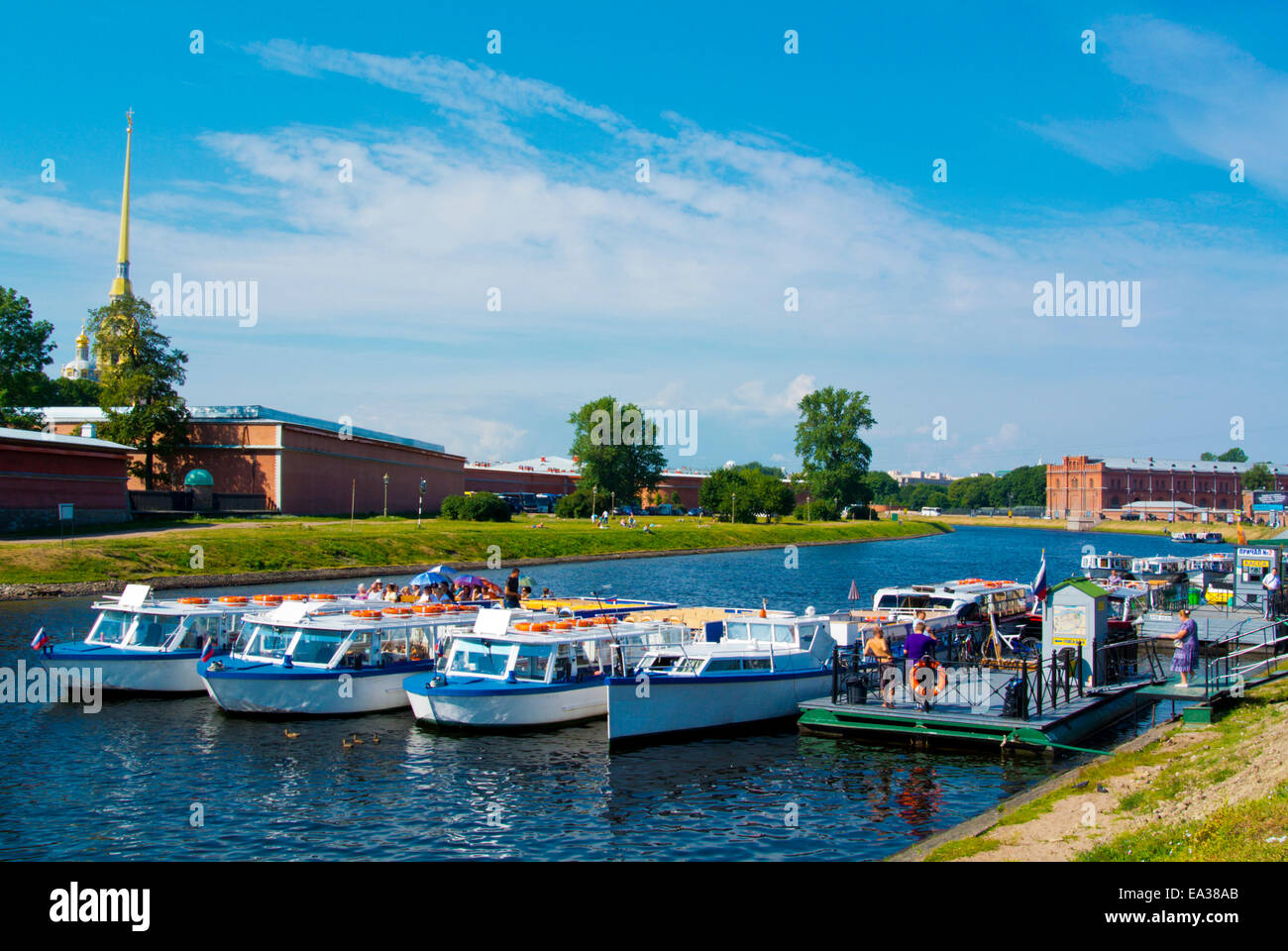 Sightseeing Tourboote außerhalb von Peter und Paul Festung, Sankt Petersburg, Russland, Europa Stockfoto