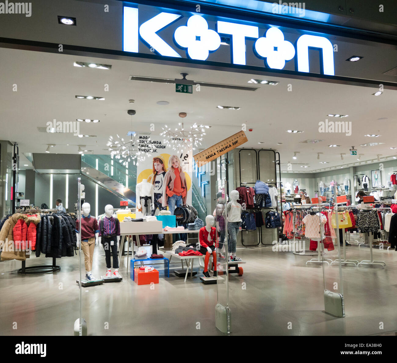 Koton turkey turkish shop -Fotos und -Bildmaterial in hoher Auflösung ...