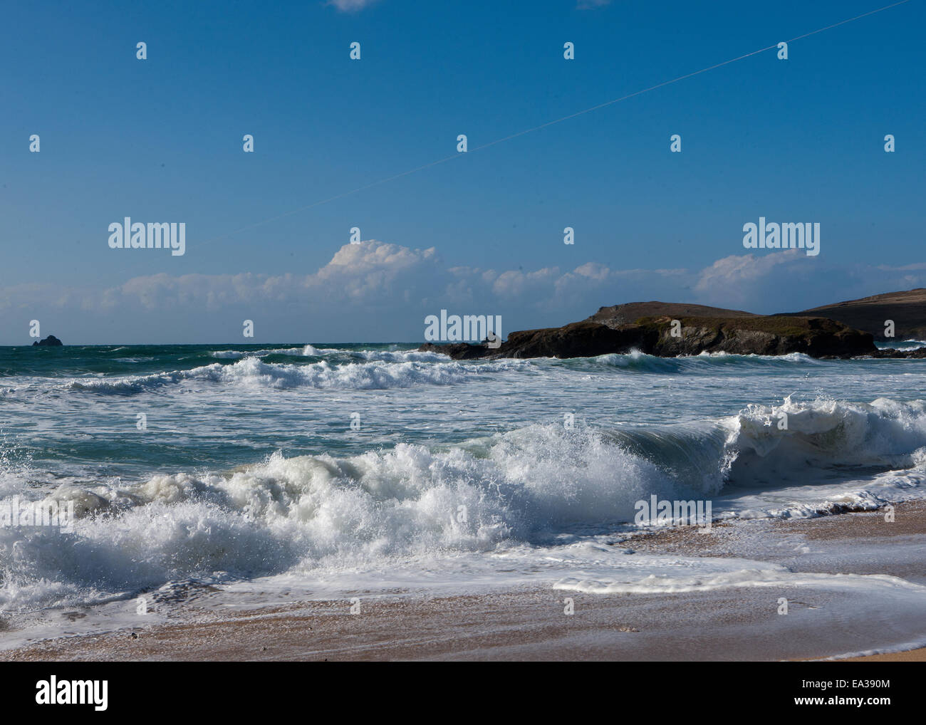 . Konstantin Bucht an der Nordküste von Cornwall in der Nähe von Padstow als die Wellen brechen sich an den Felsen rund um dieses beliebte Strand. Stockfoto