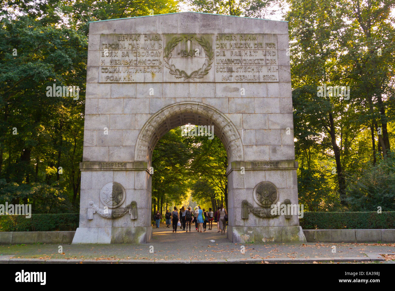 Tor außerhalb Sowjetische Ehrenmal, Treptower Park, Bezirk Treptow, Berlin, Deutschland Stockfoto