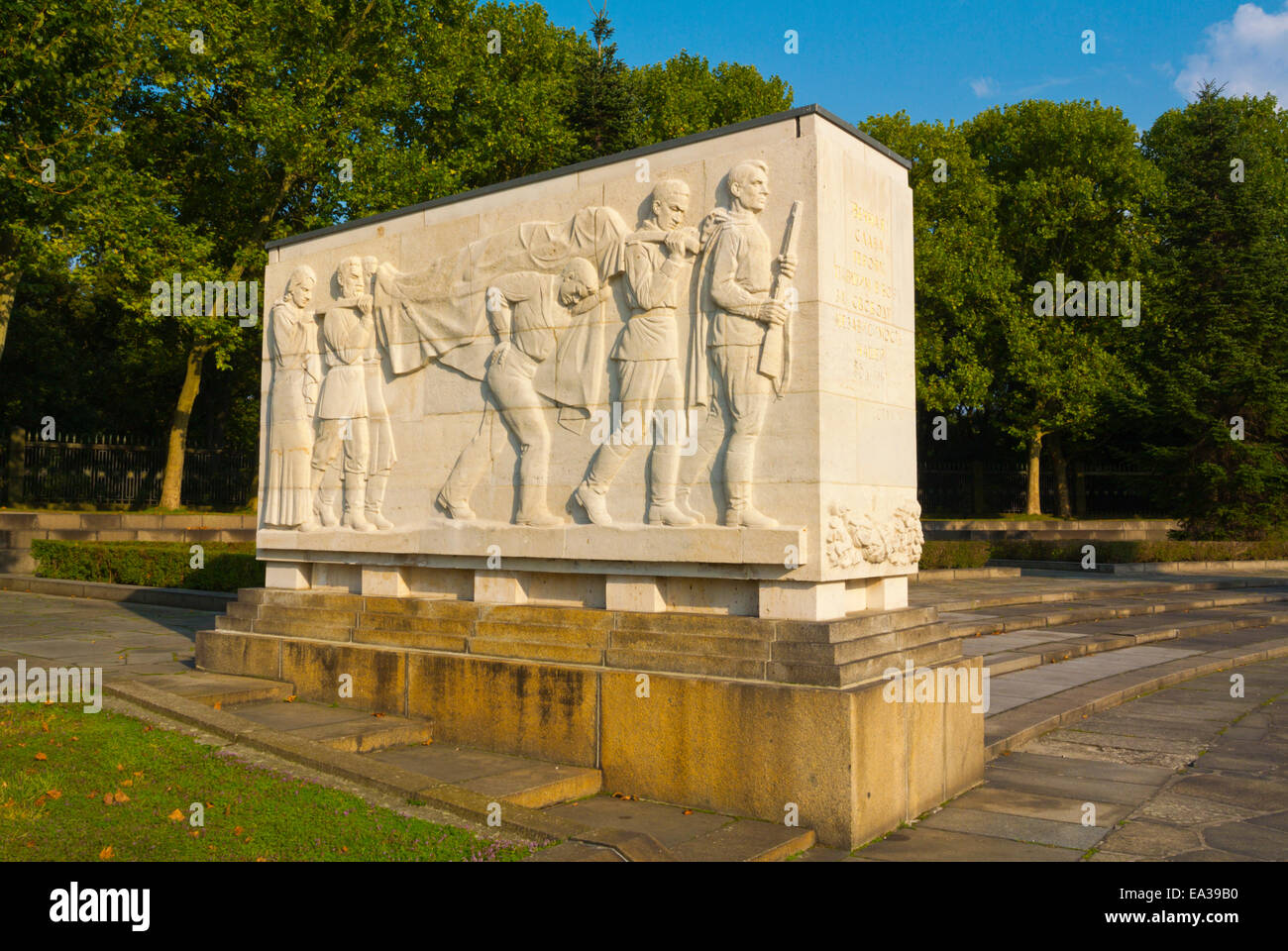 Einer der 16 Stein Sargophagi Vertreter der sowjetischen Republiken, Sowjetische Ehrenmal, Treptower park, Bezirk Treptow, Berlin, d Stockfoto