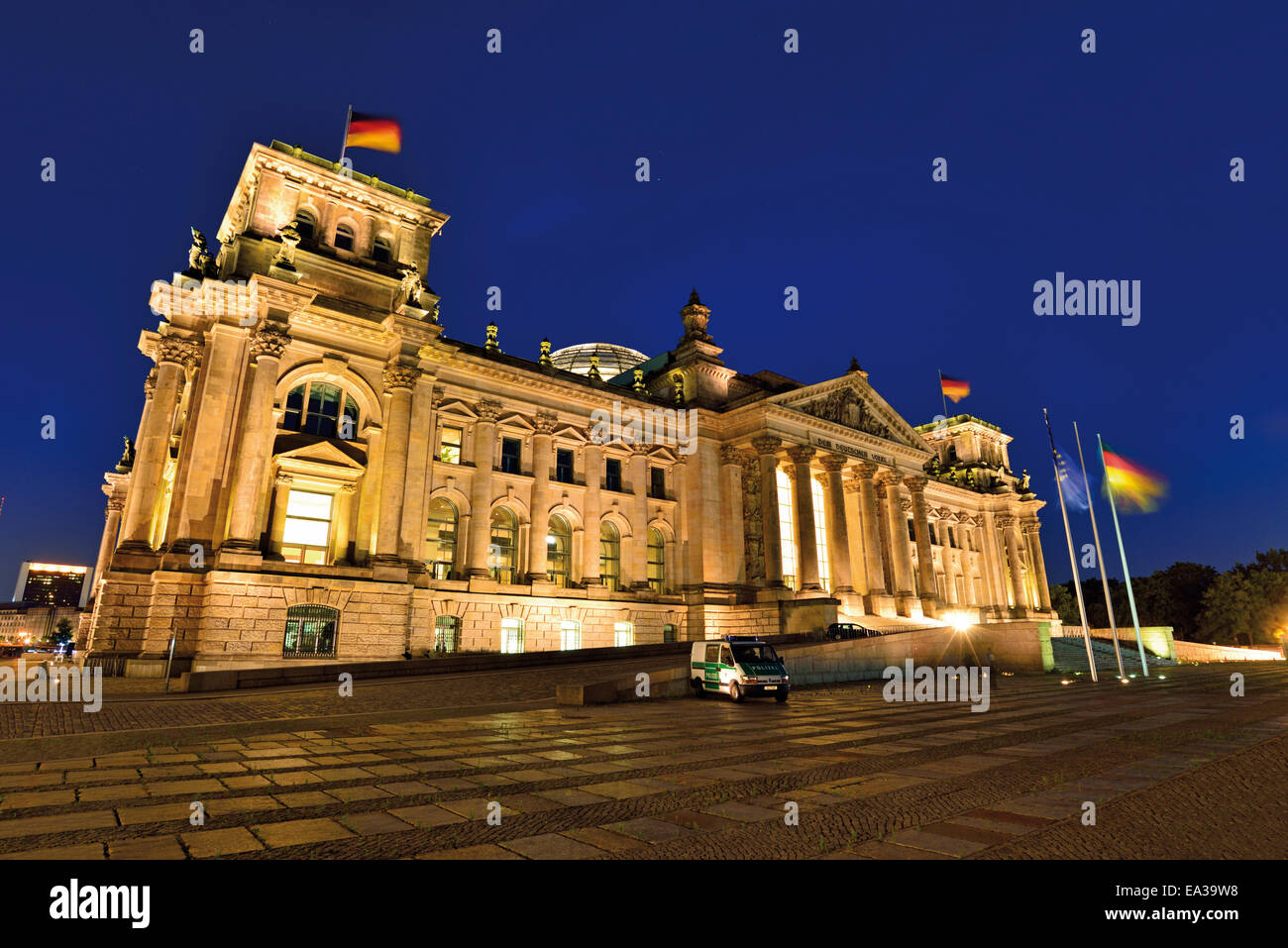 Deutschland, Berlin: Bundestag "Reichstag" bei Nacht Stockfoto