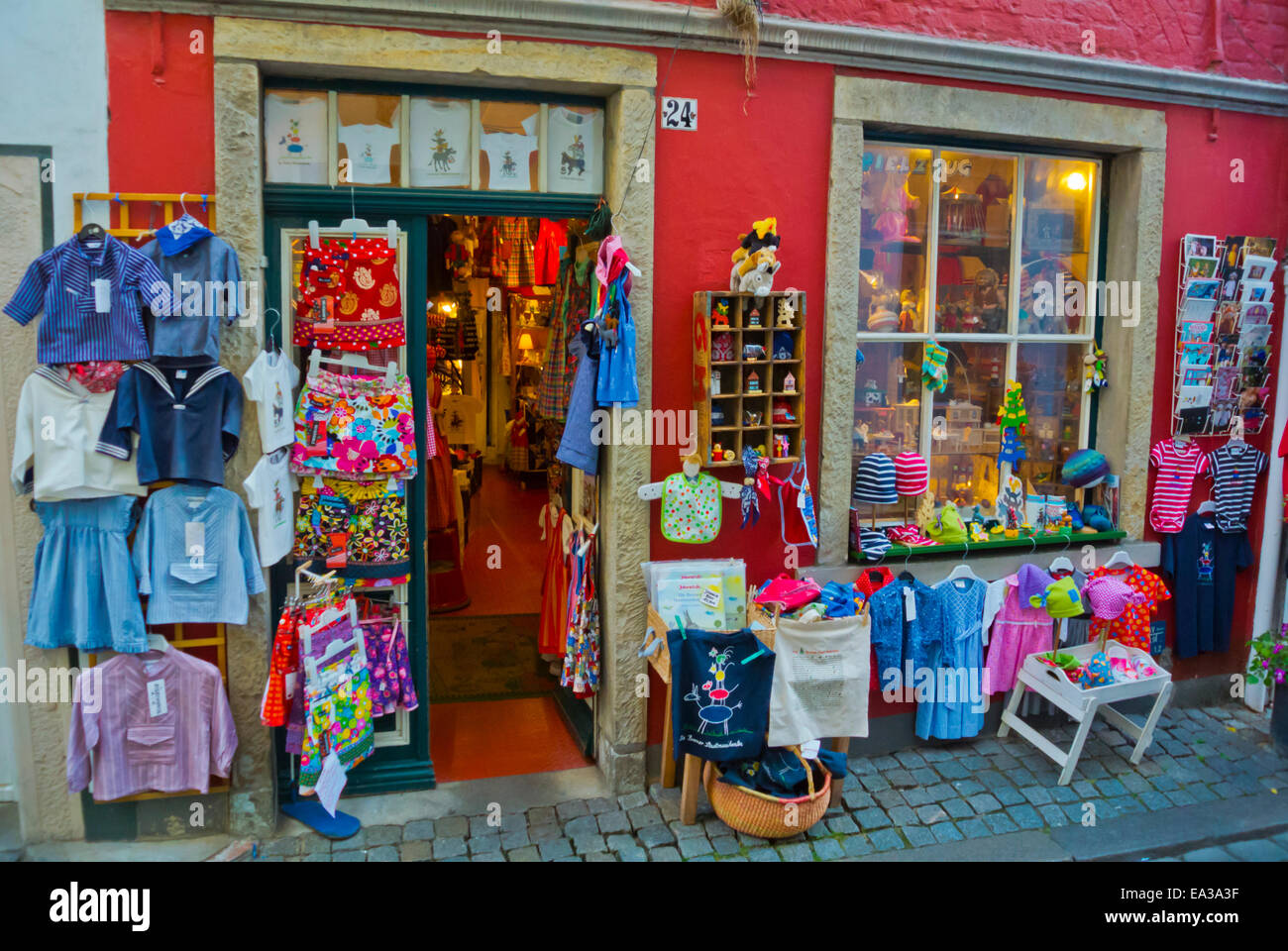 Shop Verkauf Kinder Kleidung und Souvenirs, Schnoorviertel, Schnoor Viertel, Altstadt, Altstadt, Bremen, Deutschland Stockfoto