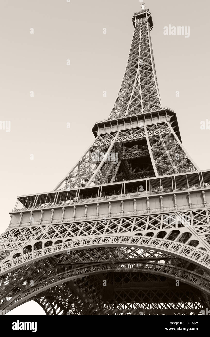Nachschlagen auf Eiffelturm, dem beliebtesten Wahrzeichen von Paris. Monochrome vertikale Foto Stockfoto