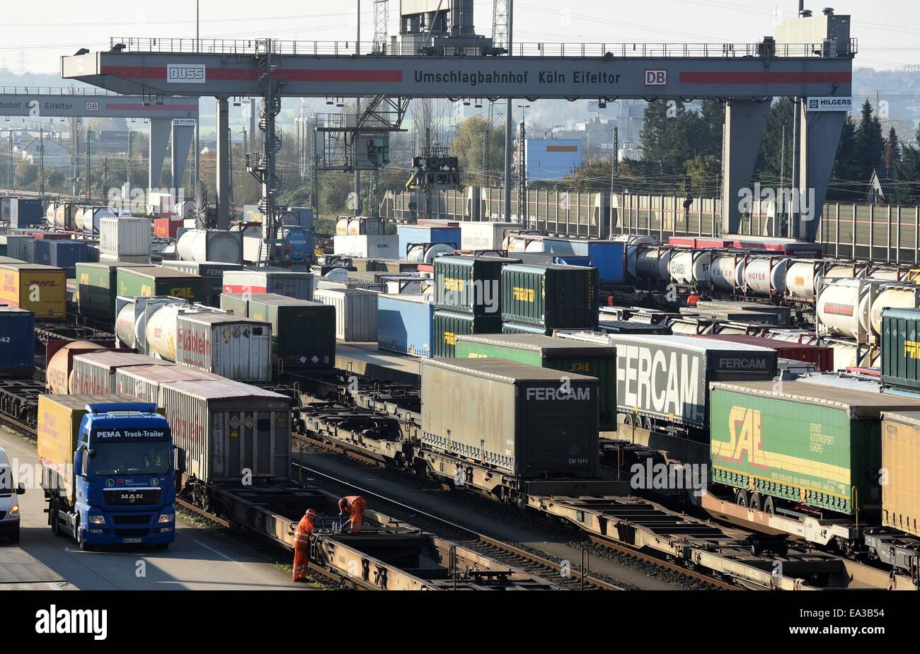 Köln, Deutschland. 6. November 2014. Güterzüge und Lastwagen sind am Eifeltor Nachladen Bahnhof in Köln, 6. November 2014 geparkt. Deutschlands Lokführer Union "Gewerkschaft Deutscher Lokomotivfuehrer (GDL)", hat angekündigt, um vorwärts zu gehen, mit dem längsten Streik in der 20-jährigen Geschichte der Deutschen Bahn. Die Streik-Ankündigung am 04 November löste Verurteilung von sowohl für Geschäftsreisende als auch für Politiker. Streiks sind von Mittwoch 05 November bis Montag, 10. November 2014 geplant. Foto: Henning Kaiser/Dpa/Alamy Live News Stockfoto