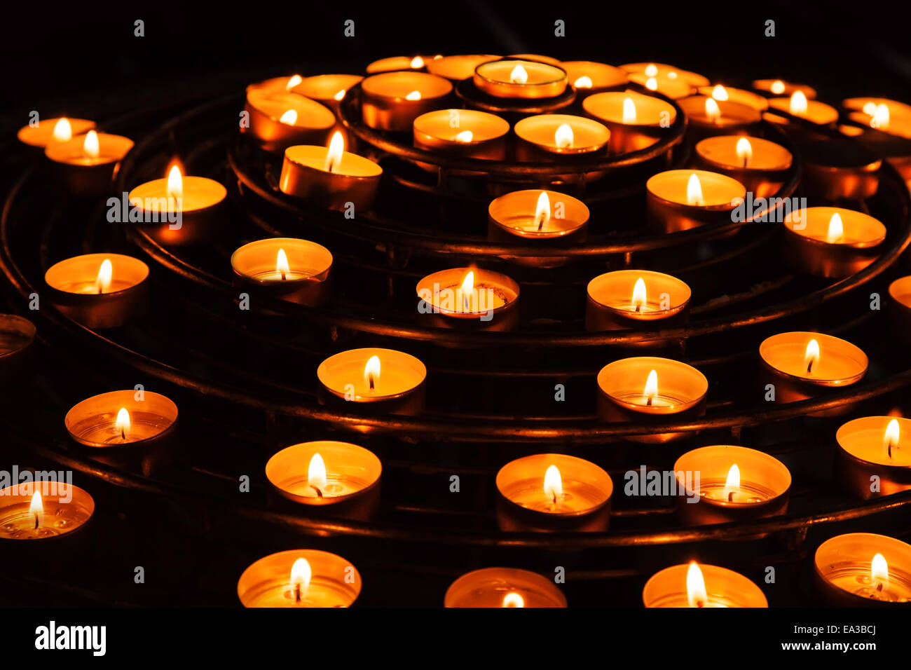 Kerzen brennen in dunklen Innenraum der katholischen Kathedrale Stockfoto