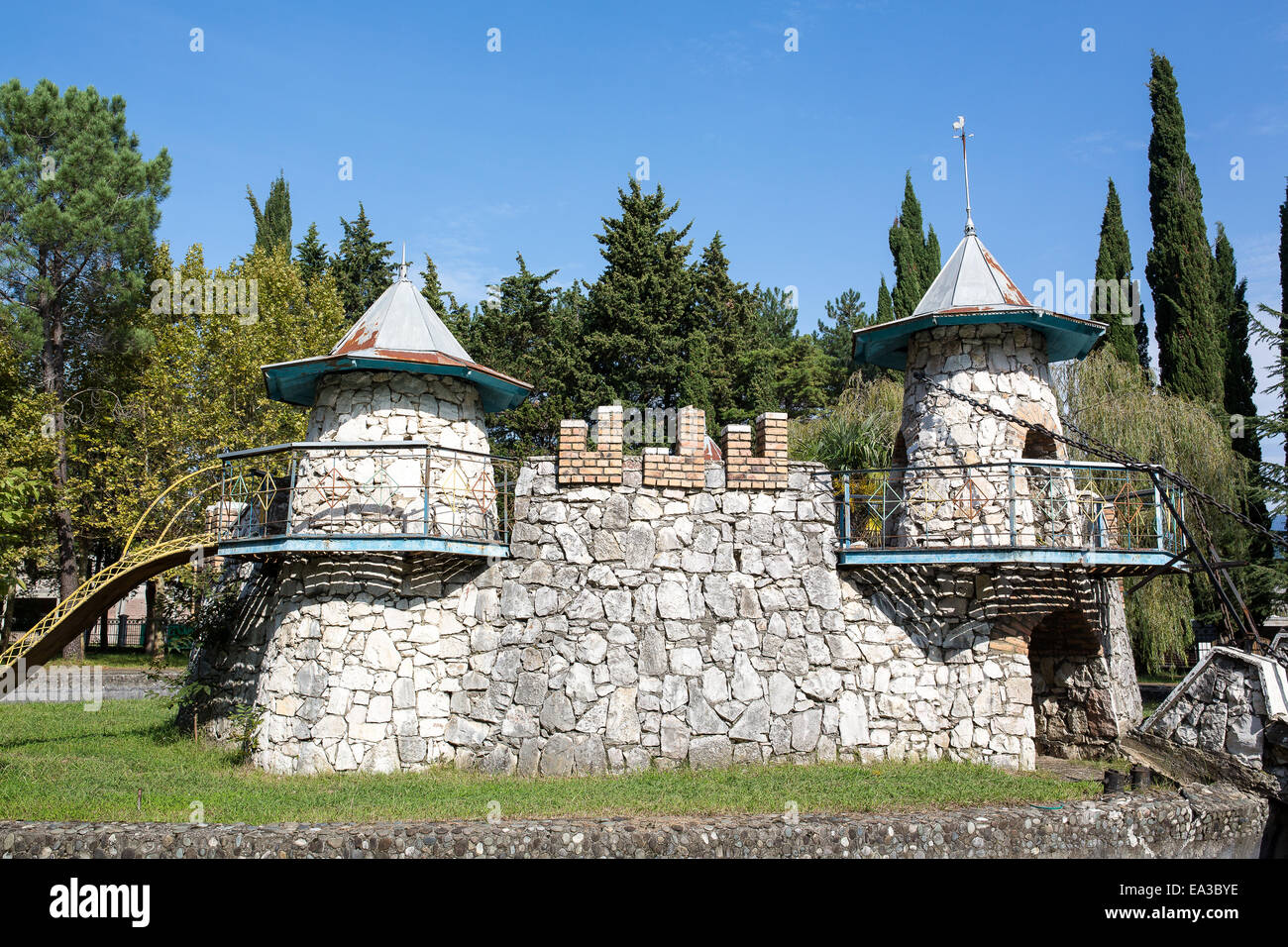 Kinderspielplatz, Burg, Abchasien Stockfoto