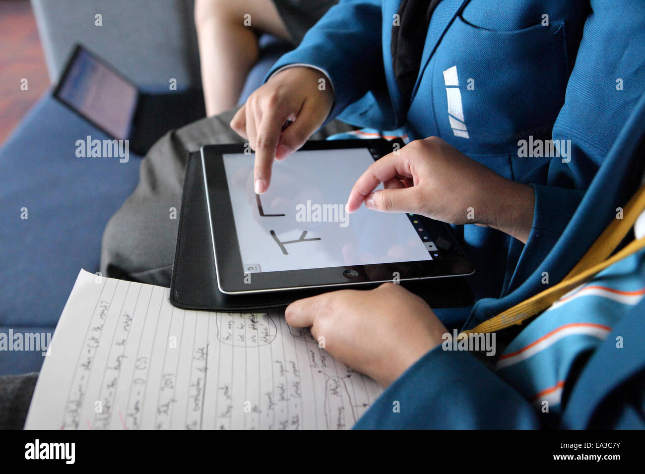 Schüler der Sekundarstufe mit Computer Tablet Touchscreen, Mandarin, chinesische Zeichen schreiben zu lernen. Stockfoto