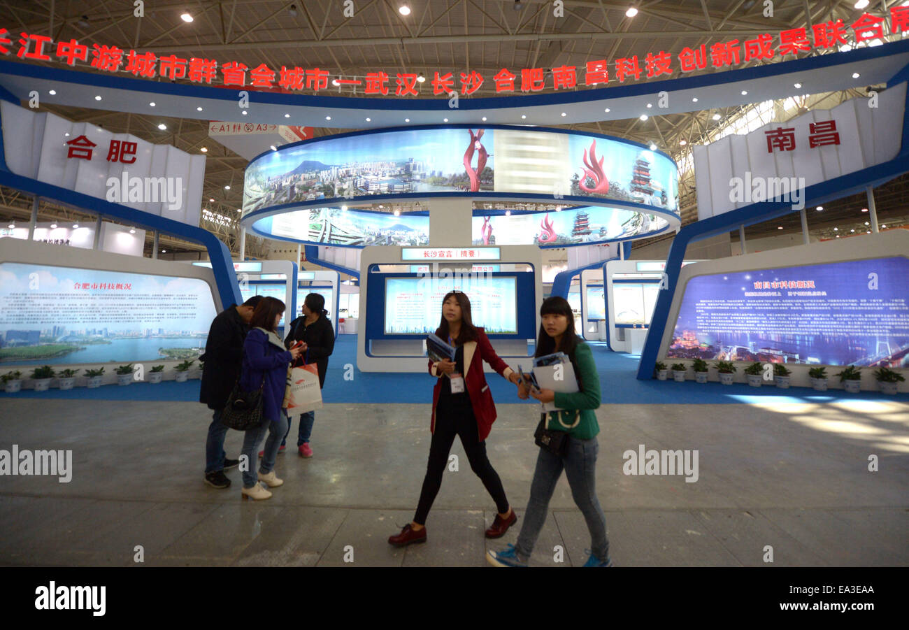 Wuhan, China Hubei Provinz. 6. November 2014. Besucher der 11. Optik Tal der China International optoelektronische Exposition in Wuhan, der Hauptstadt der Provinz Zentral-China-Hubei, 6. November 2014. Die Expo, die am 6. November begann, dauert bis zum November 8. Bildnachweis: Cheng Min/Xinhua/Alamy Live-Nachrichten Stockfoto