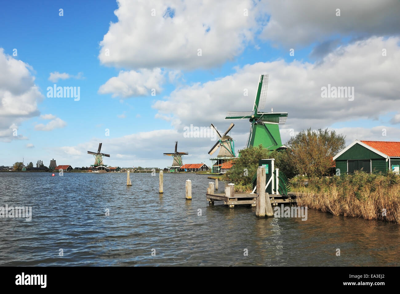 Vier Windmühlen an den Ufern des Kanals Stockfoto