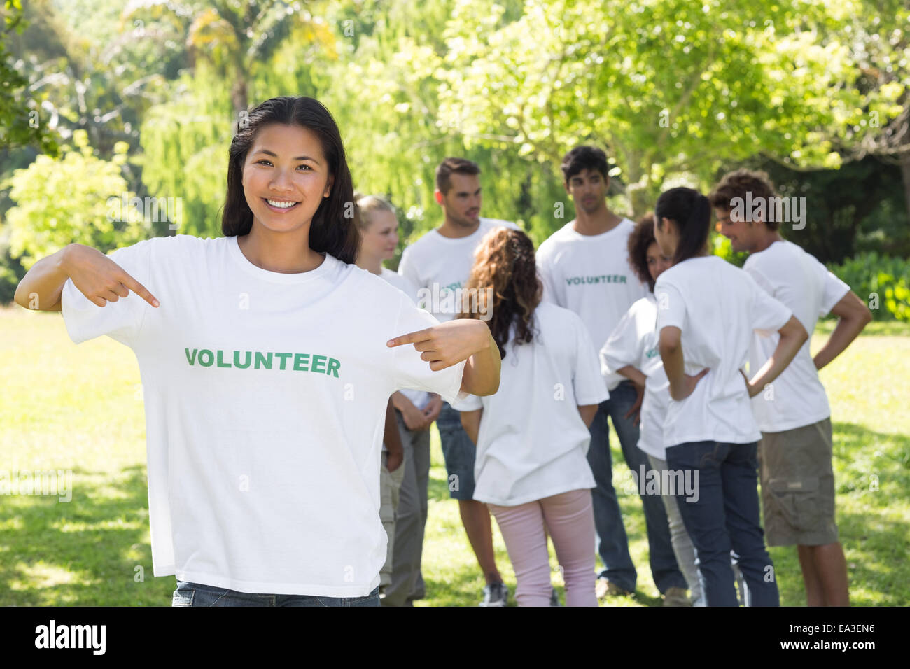 Schöne Freiwilligen zeigte auf tshirt Stockfoto