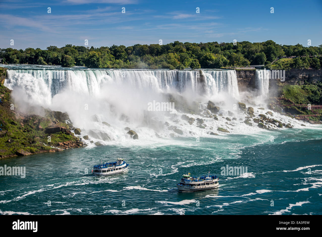 Die amerikanischen Wasserfälle mit zwei Ausflugsboote an es ist die Basis von Niagara Falls Kanada gesehen. Stockfoto