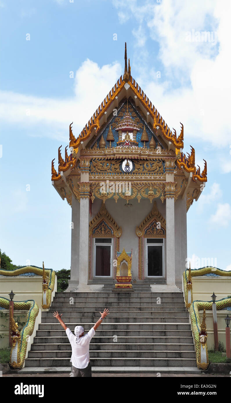 Der Tourist wird von einem buddhistischen Tempel bewundert. Stockfoto