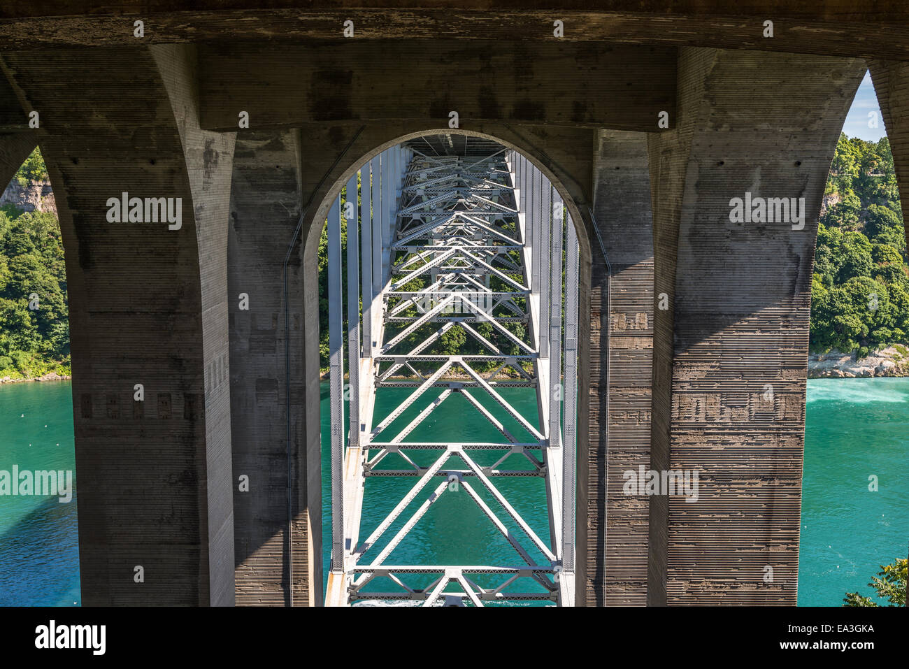 Ein Blick auf die Unterseite der Rainbow Bridge. Stockfoto