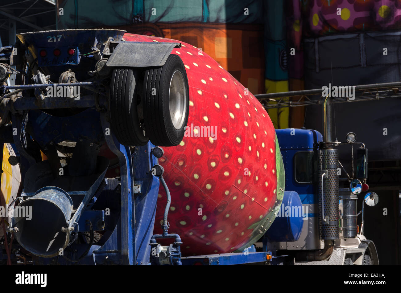 Betonmischer LKW eingerichtet wie eine Erdbeere in Vancouver Stockfoto