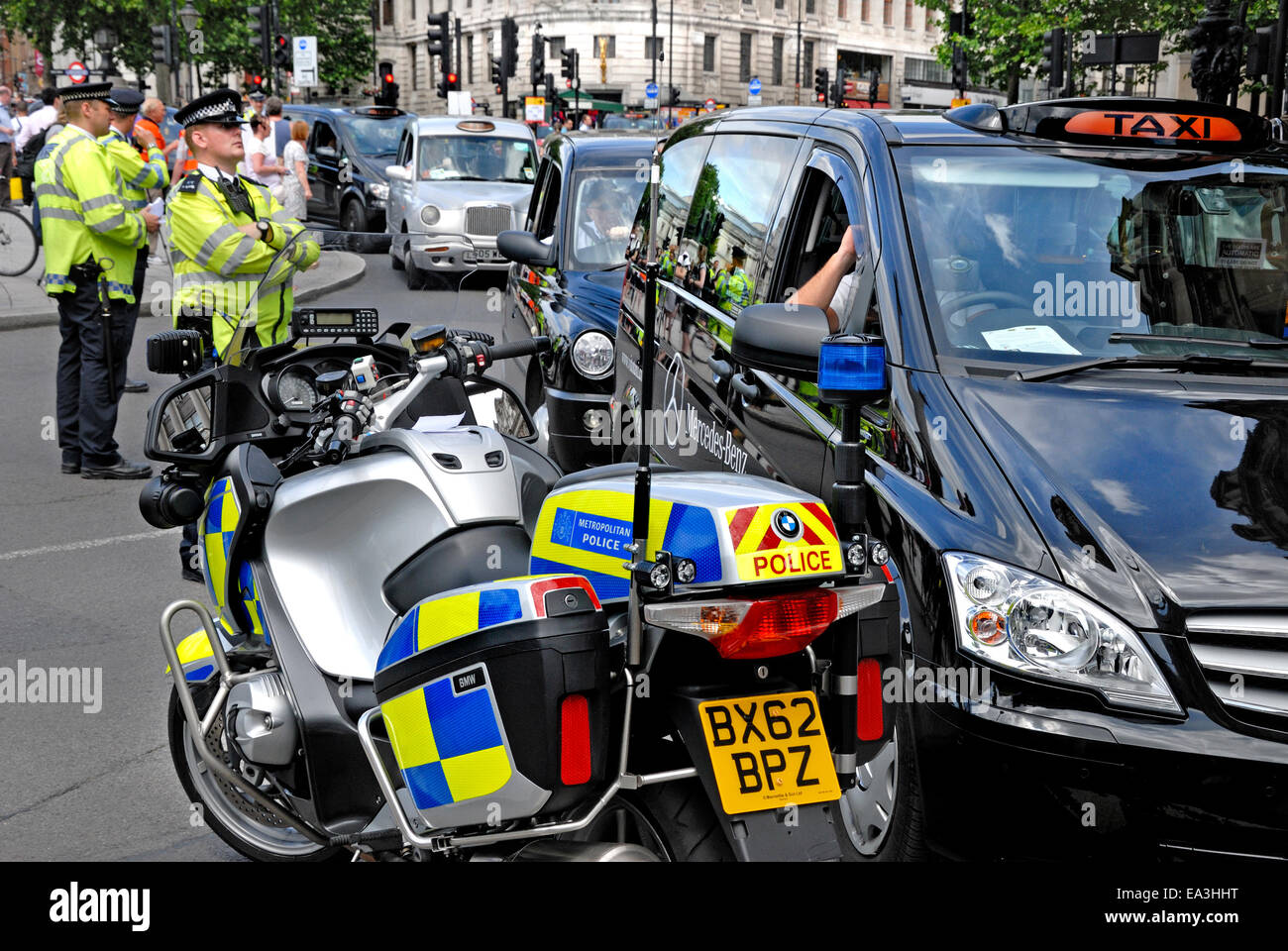 London, England, Vereinigtes Königreich. Schwarzen Taxifahrer bestreiten, 2014. Motorrad-Polizisten Stockfoto