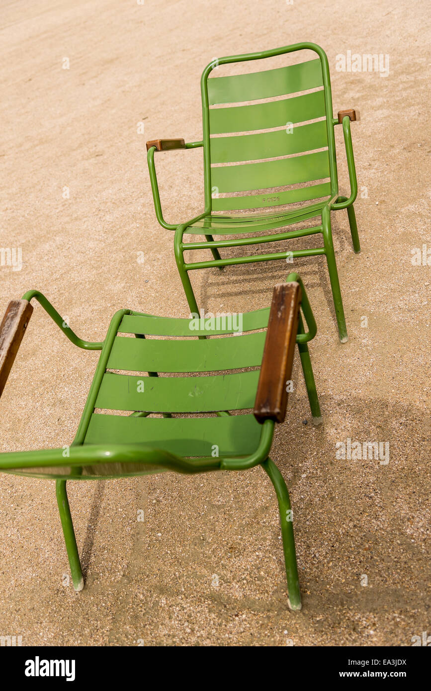 Zwei Symbol Paris grünen Rasenstühle sitzen Angesicht zu Angesicht im Jardin des Tuileries Garten Paris Frankreich. Stockfoto