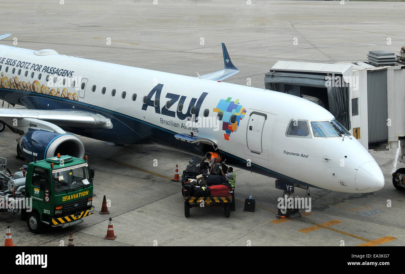 Embraer 195 von Azul Fluggesellschaften Galeao international Flughafen Rio De Janeiro Brasilien Stockfoto