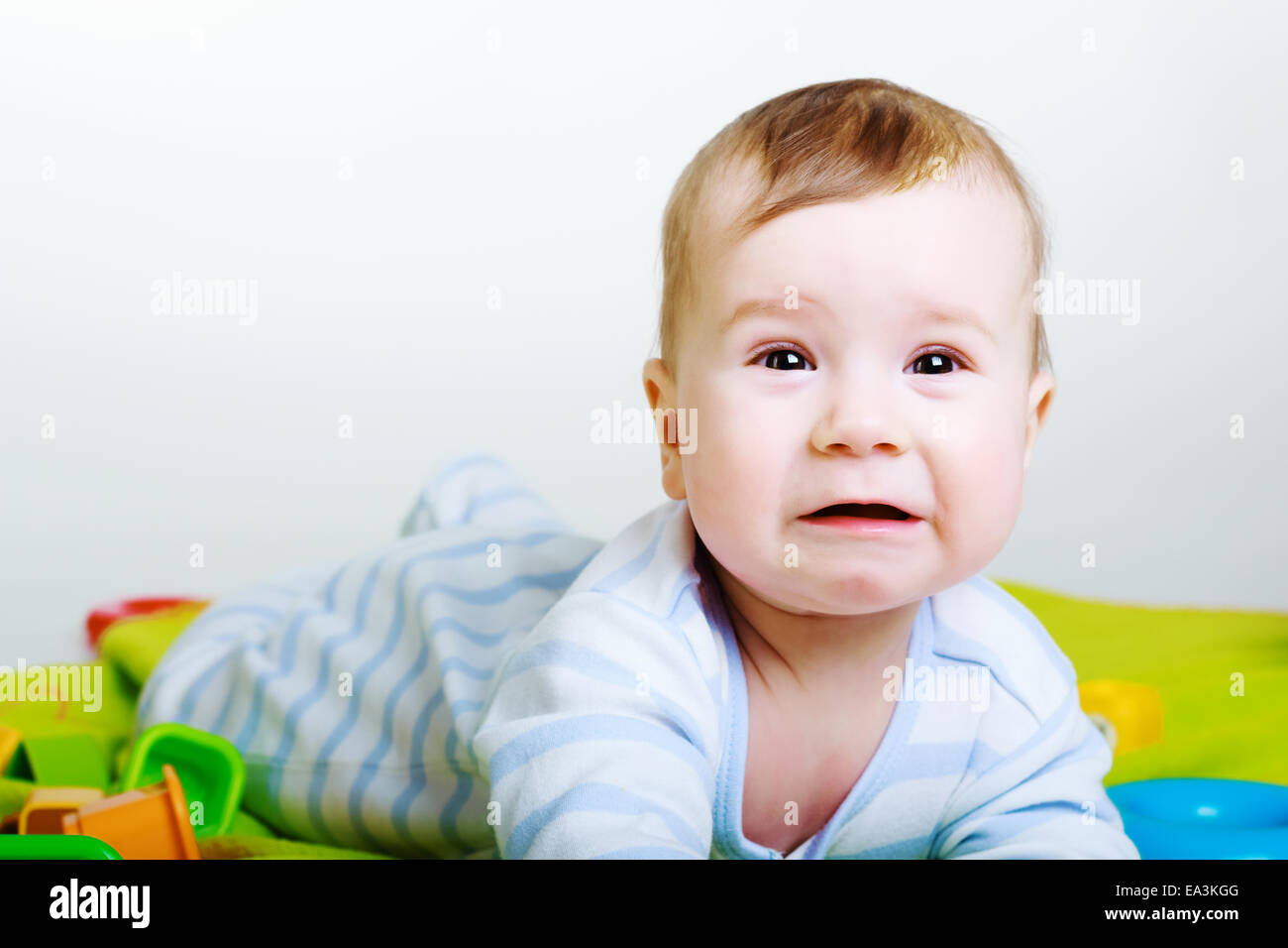 Kleinen Jungen mit Spielzeug weint Stockfoto