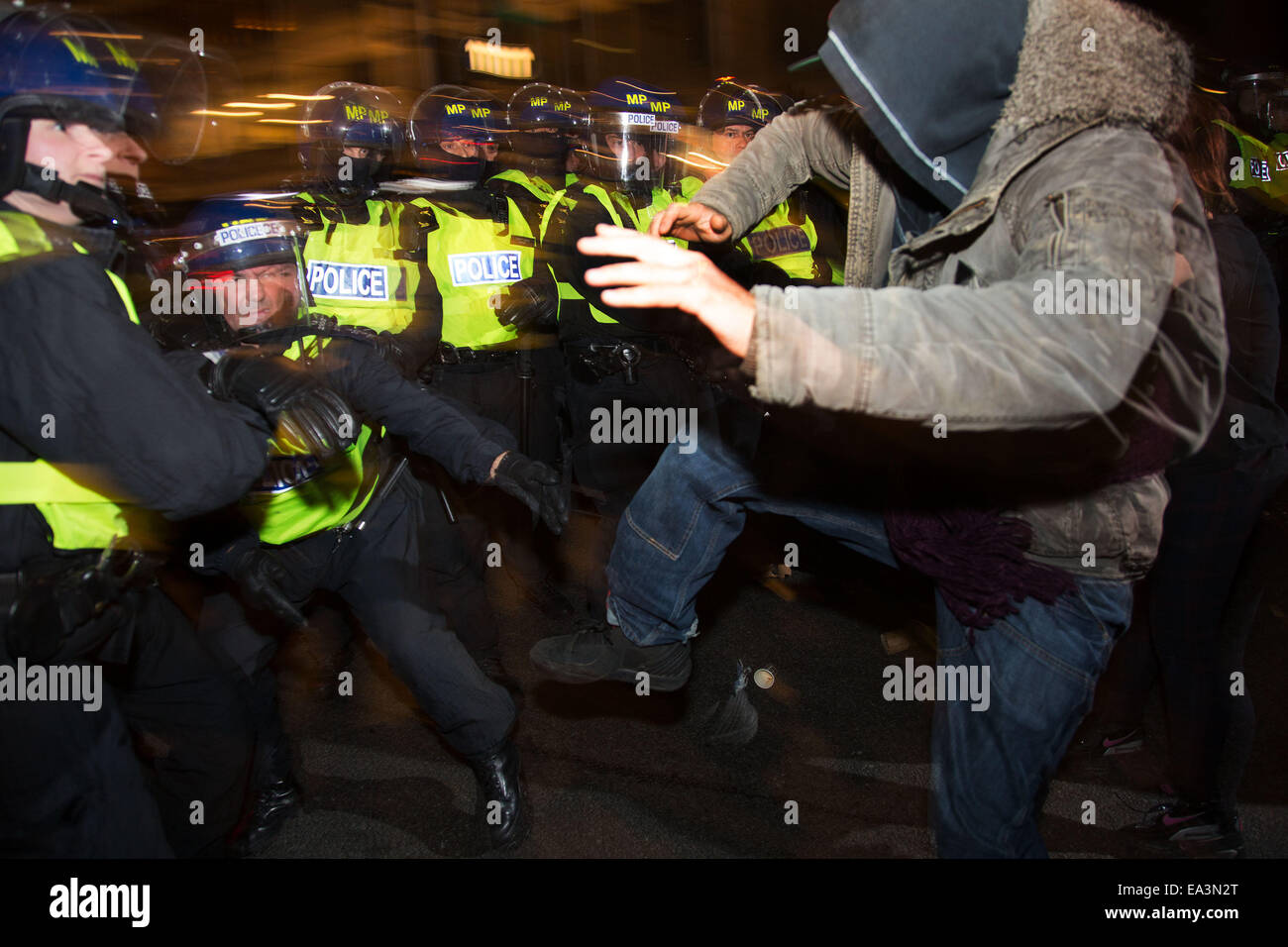 London, UK. 5. November 2014. Polizei Zusammenstoß mit Demonstranten bei Bonfire Night Protest im Zentrum von London durch die Aktivistengruppe Anonymous, an einer Demonstration Millionen Maske März genannt. Maskierte Demonstranten Chaos geschaffen, wie sie am Parlament und in der ganzen Innenstadt von London marschierten. Der Protest, die in Hunderten von Städten durchgeführt wurde, soll gegen Sparkurs und Verletzung der Menschenrechte sein. Bildnachweis: Michael Kemp/Alamy Live-Nachrichten Stockfoto