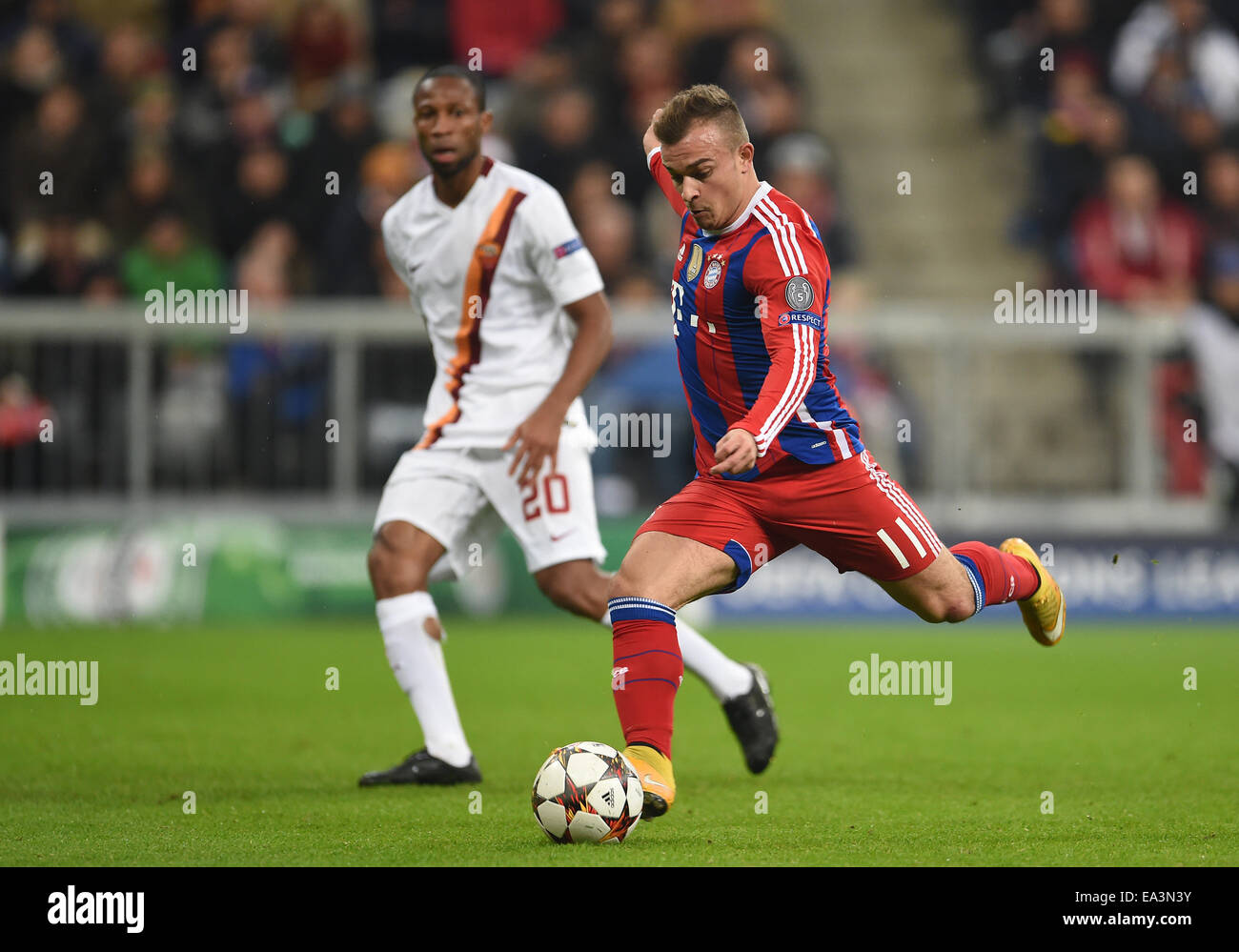 München, Deutschland. 5. November 2014. Münchens Xherdan Shaqiri Tritte in Richtung des Ziels während der Champions League-Gruppe E-match zwischen FC Bayern München und AS Rom in München, Deutschland, 5. November 2014. Foto: Andreas Gebert/Dpa/Alamy Live-Nachrichten Stockfoto