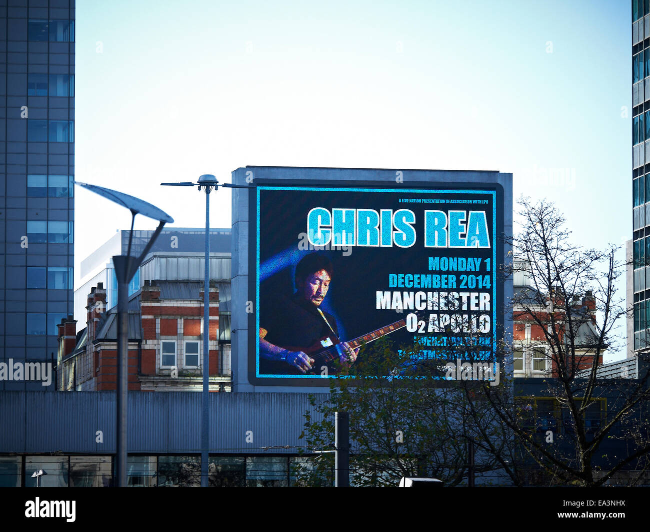 Chris Rea-Anzeige über LED-Bildschirm in Piccadilly Gardens Manchester UK Stockfoto