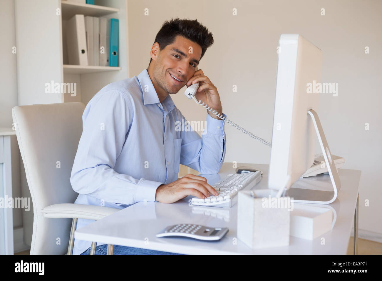 Lässige Geschäftsmann am Telefon sprechen Stockfoto