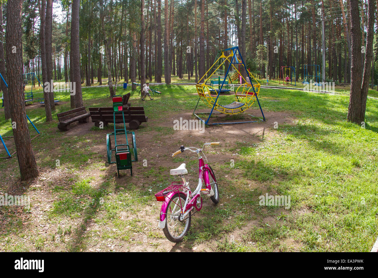 Kinderspielplatz im Wald, Russland Stockfoto