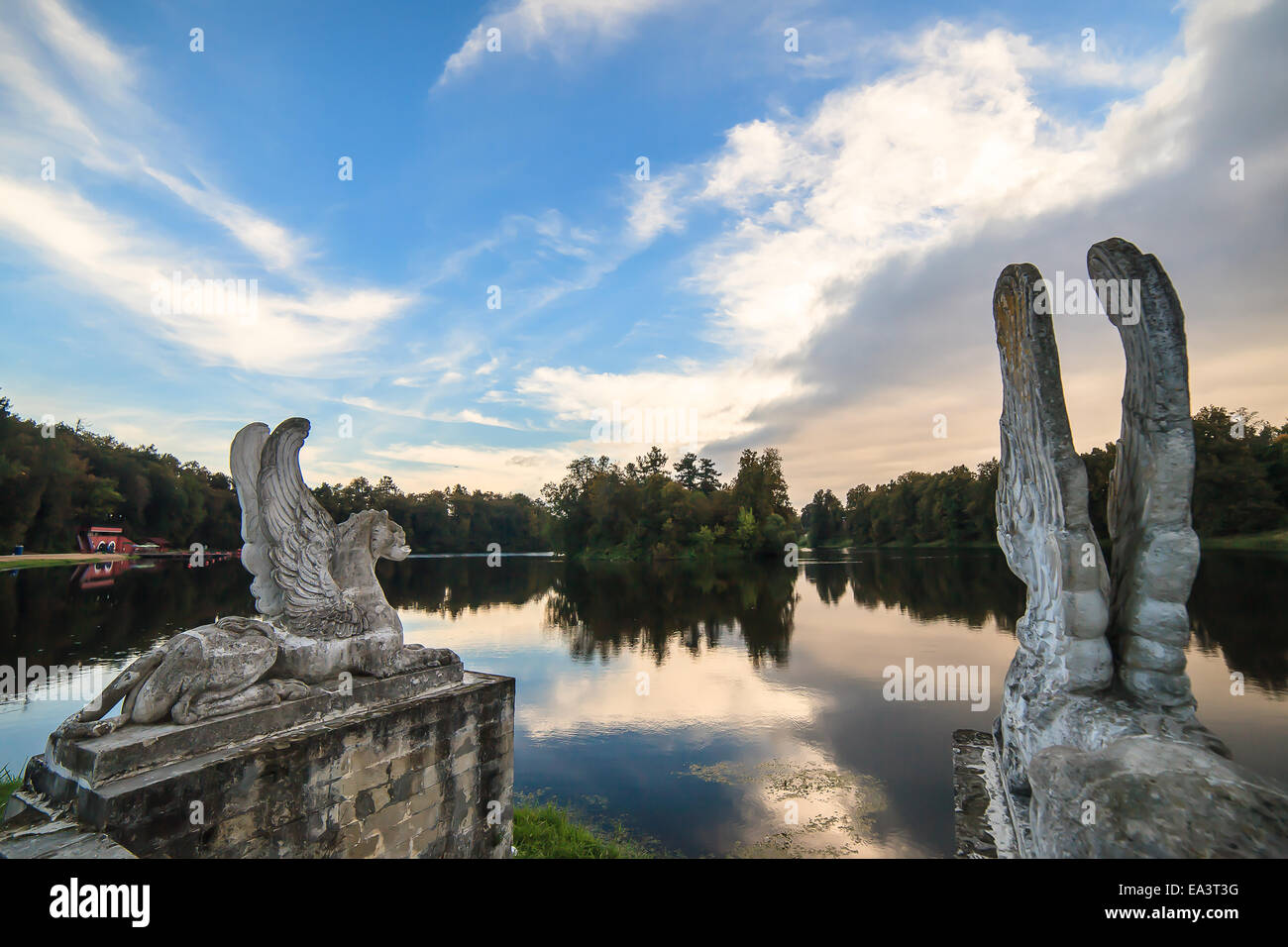 Teich mit der gotischen Skulptur, Sphinx, Marfino Estate, Gebiet Moskau, Russland Stockfoto