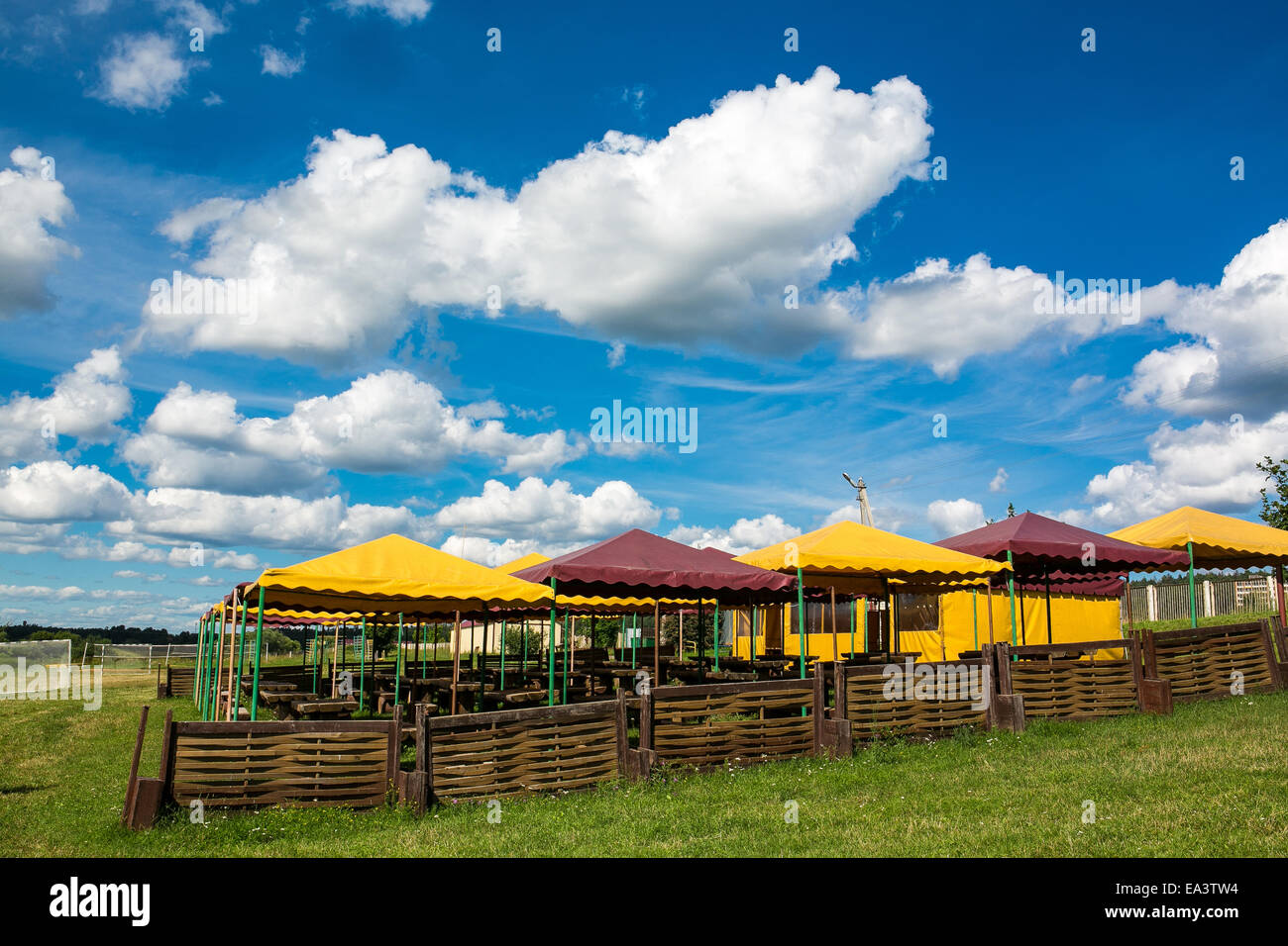 Open-Air-Café auf der grünen Wiese, Gebiet Moskau, Russland Stockfoto