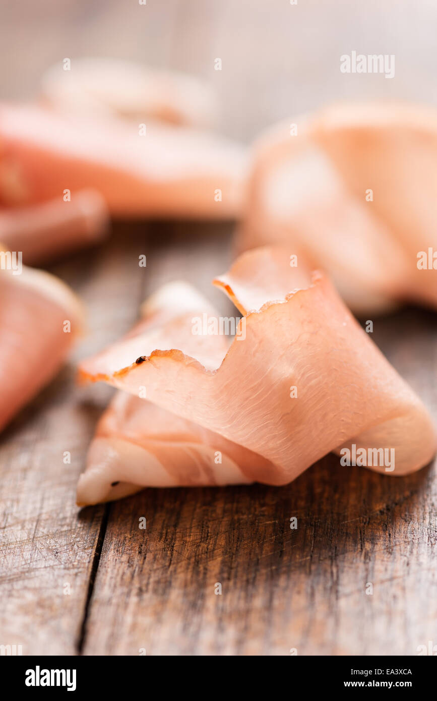 Serrano-Schinken auf vertikalen hölzernen Hintergrund Stockfoto