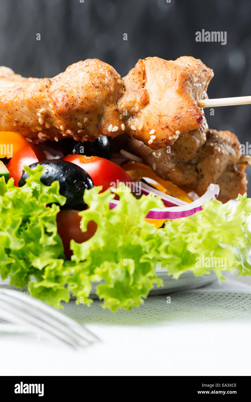 Kebab auf Salat vertikale Stockfoto