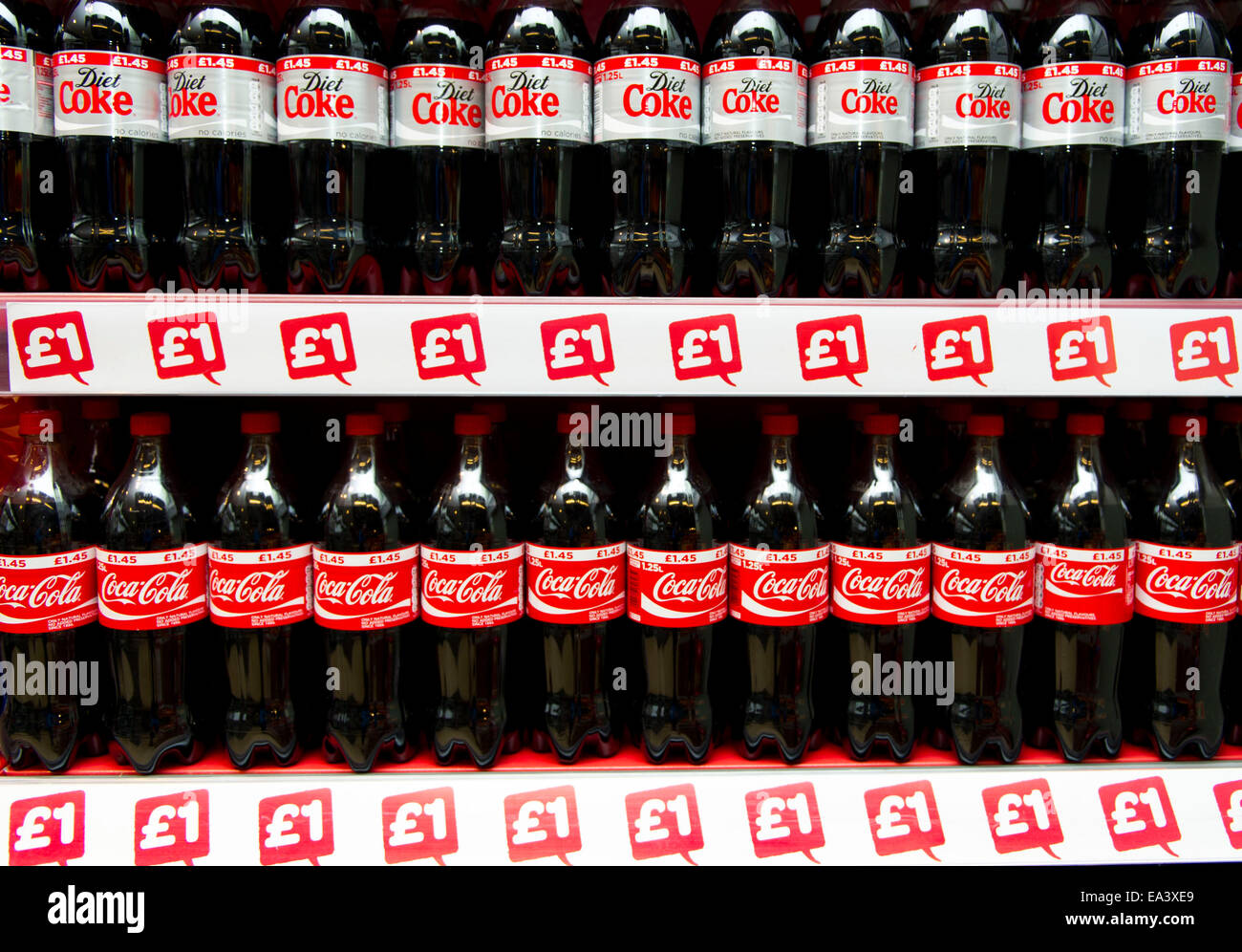 Coca Cola-Cola-Flaschen auf dem Display in einem Supermarkt Shop für £1 Stockfoto
