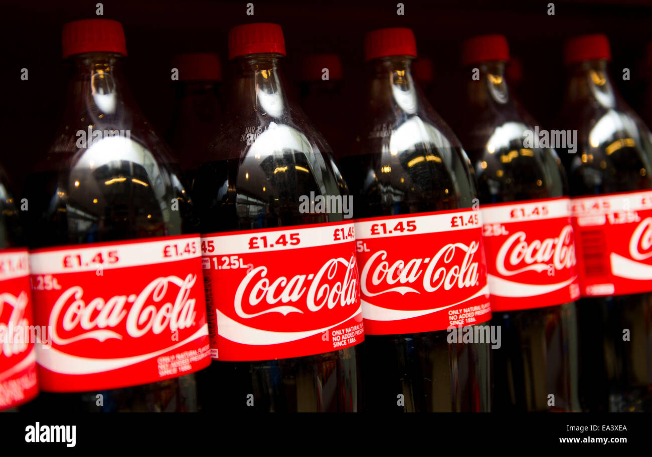 Coca Cola Cola-Flaschen auf dem Display in einem Supermarkt-Geschäft. Stockfoto