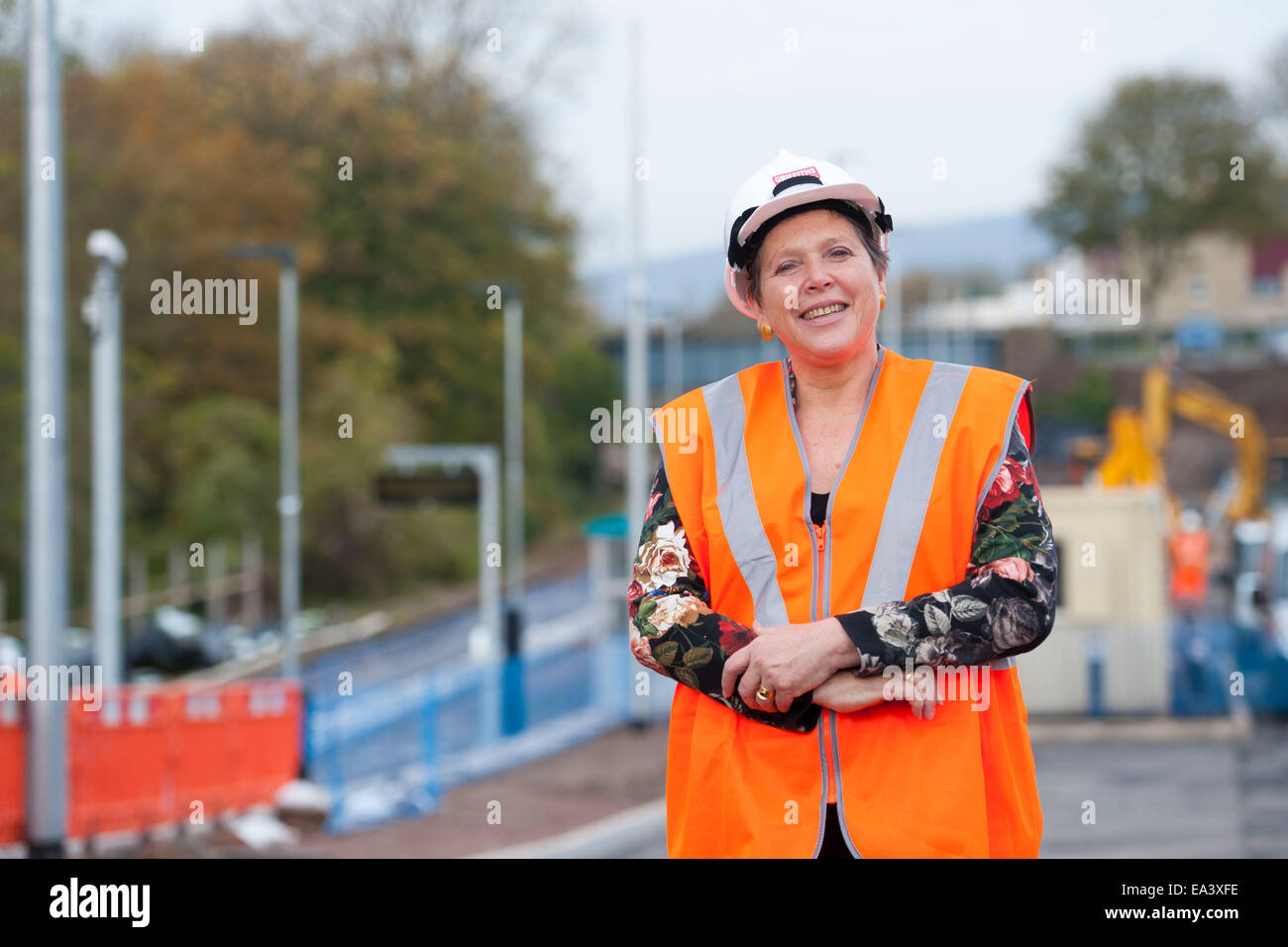 UK Transport Minister Baroness Kramer besucht die neue Pye Ecke Bahnhof in Rogerstone, Newport. Stockfoto