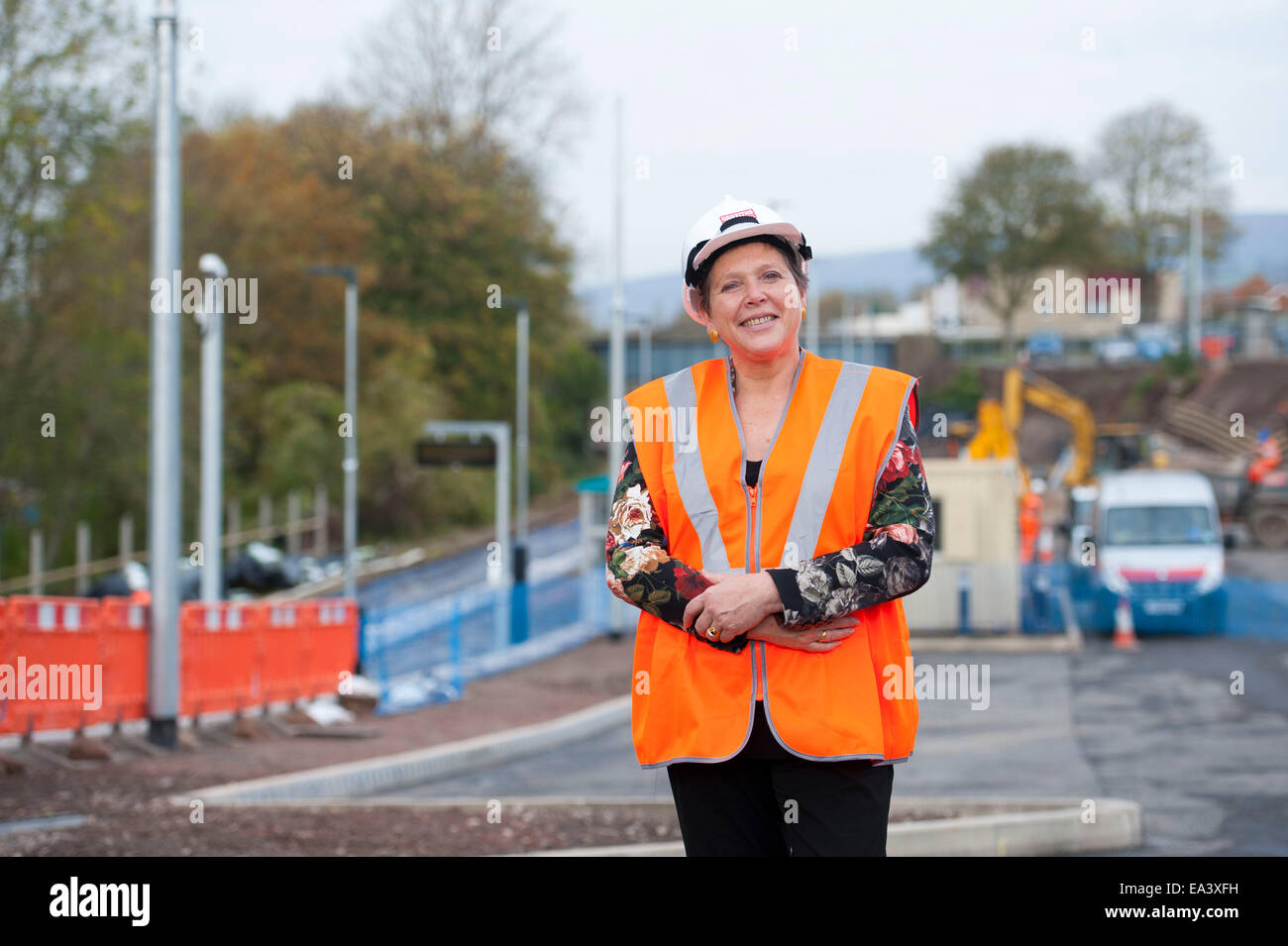 UK Transport Minister Baroness Kramer besucht die neue Pye Ecke Bahnhof in Rogerstone, Newport. Stockfoto