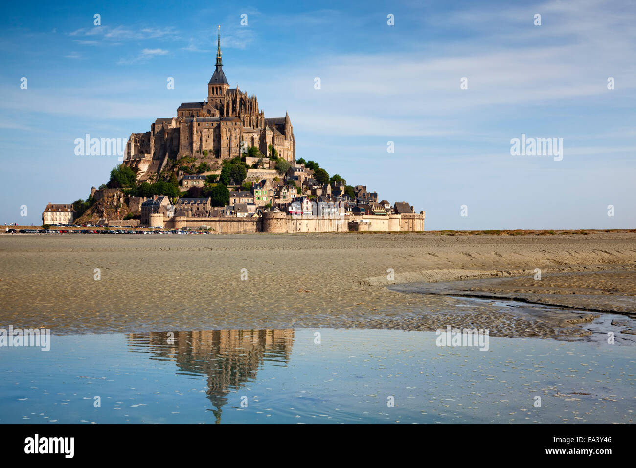 Mont SaintMichel, mittelalterliche befestigte Abtei und Dorf auf einer