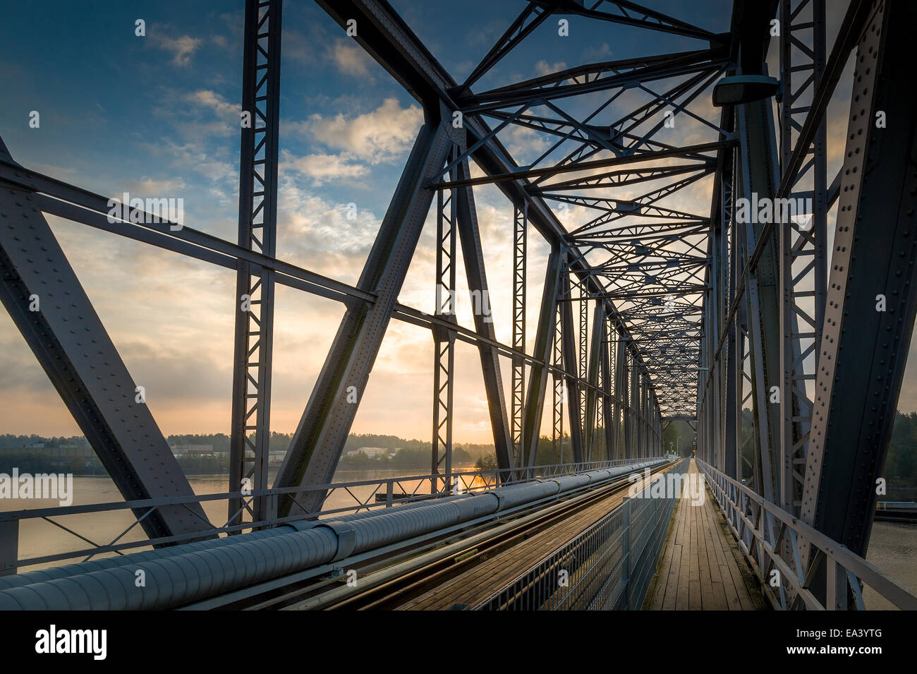 Eisenbahn-Brücke-Sonnenaufgang Stockfoto