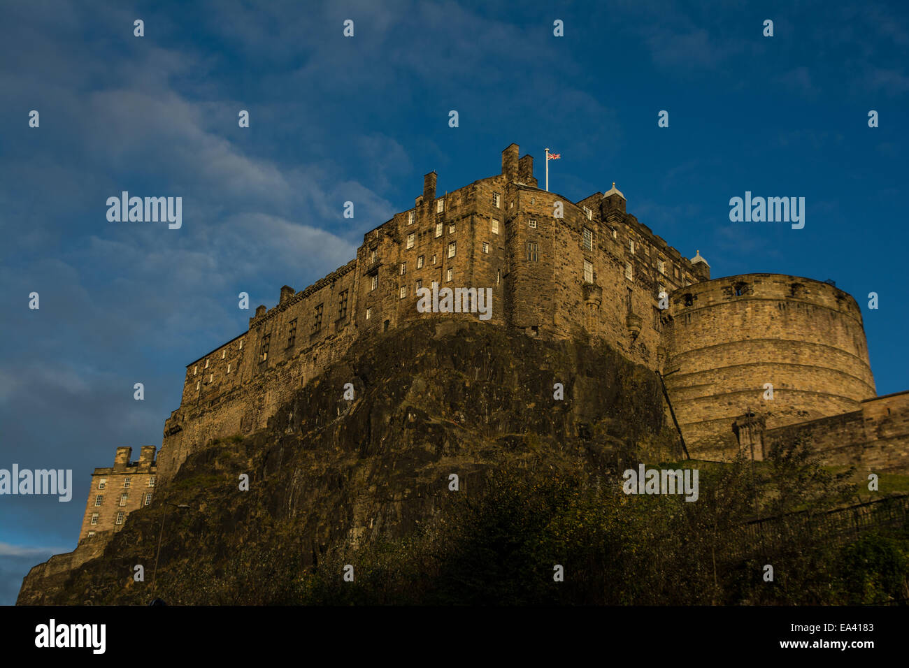 Burgfelsen und Edinburgh Castle Stockfoto