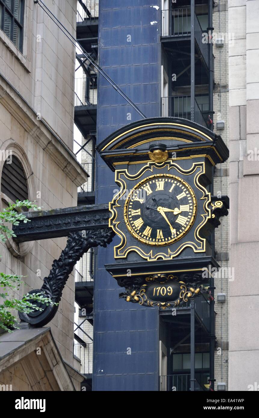 Historische Stadt Uhr Gold auf schwarz Stockfoto