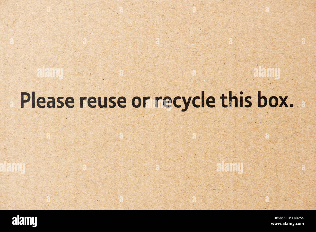 Bitte wiederverwenden Sie oder recyceln Sie diese Box auf einem Karton Stockfoto