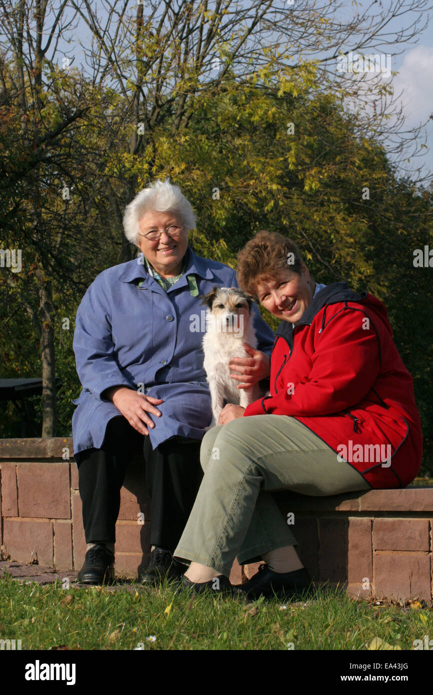 Frauen und Parson Russell Terrier Stockfoto