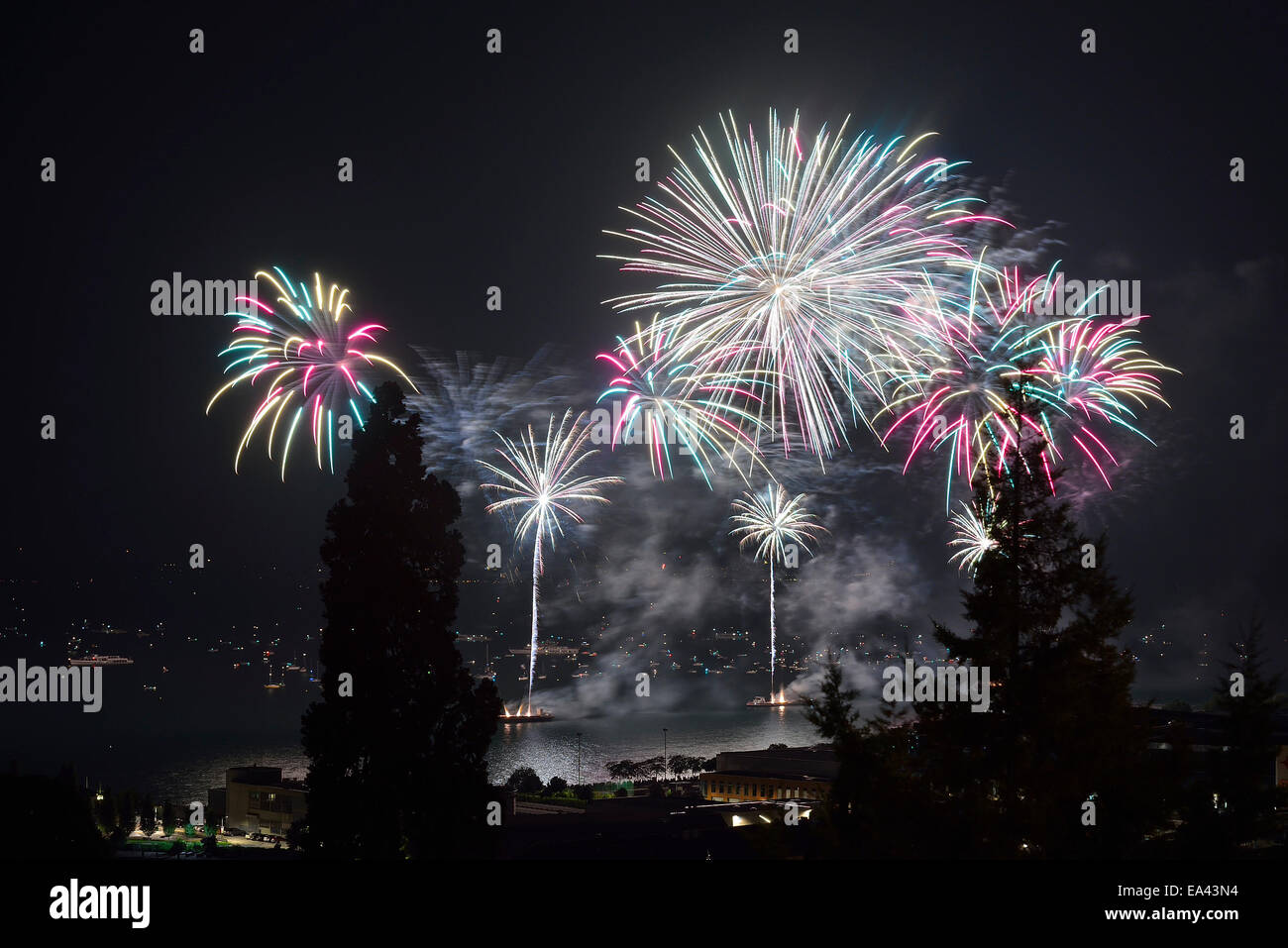 Feuerwerk Uber Dem Neuenburgersee Schweiz Wahrend Schweizer Nationalfeiertag 1 August 2014 Stockfotografie Alamy