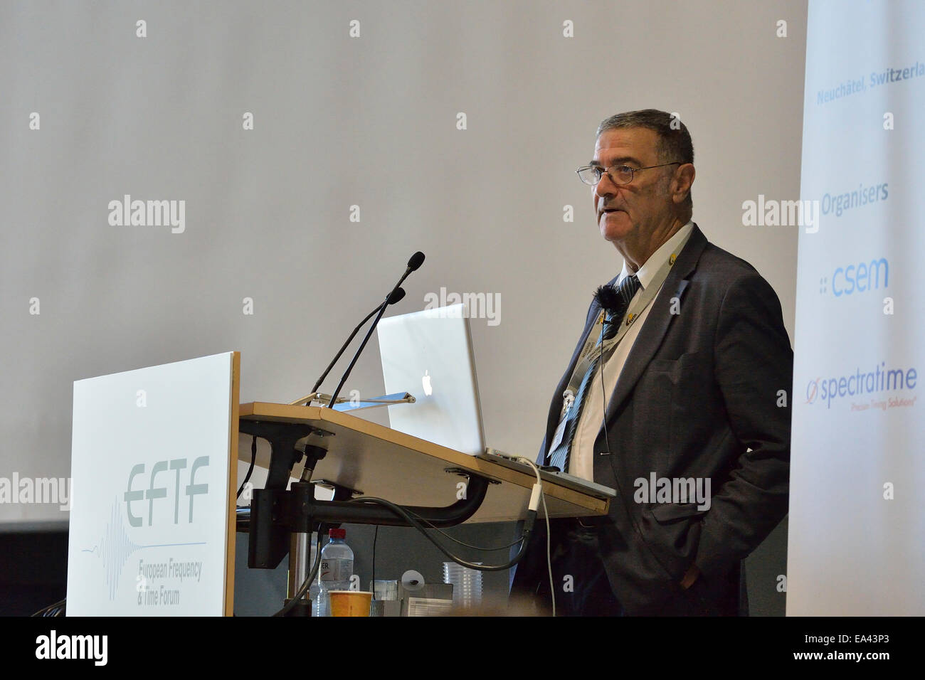 Nobel Laureate Serge Haroche gibt eine Keynote-Präsentation auf der Konferenz EFTF 2014 in Neuchâtel, Switzzerland Stockfoto