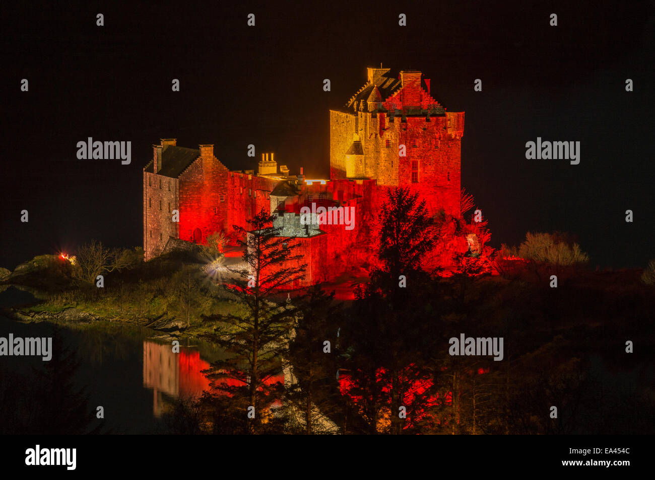 EILEAN DONAN CASTLE SCHOTTLAND MOHN ROT FÜR ARMISTICE DAY 11. NOVEMBER 2014 Stockfoto