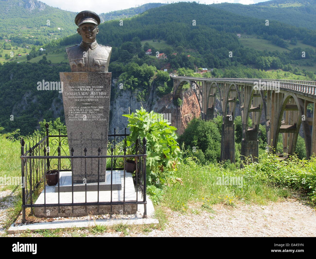Đurđevića TaraBrücke mit Denkmal Stockfotografie Alamy
