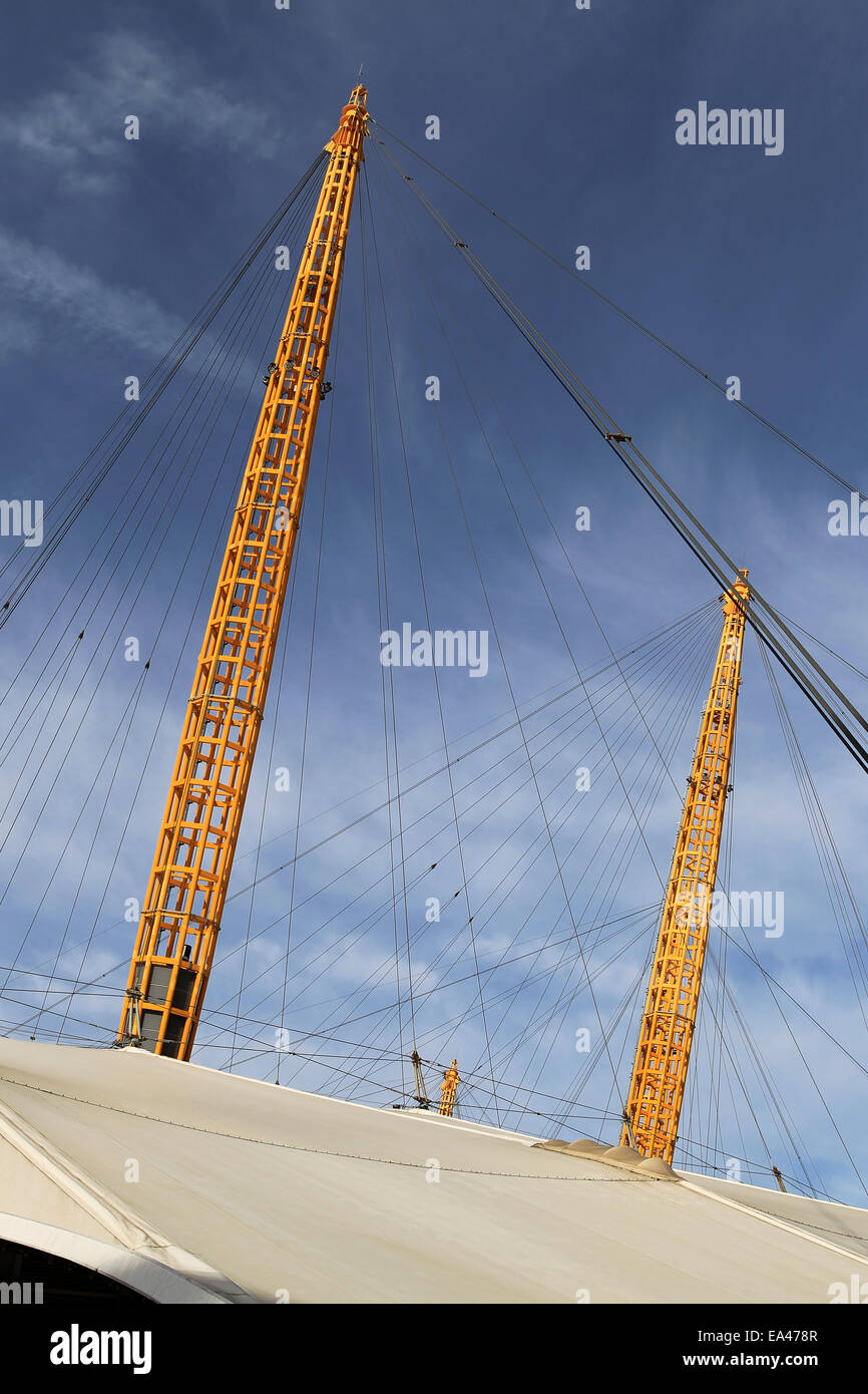 Ein Teil des Daches von The O2 in London an einem sonnigen Tag Stockfoto