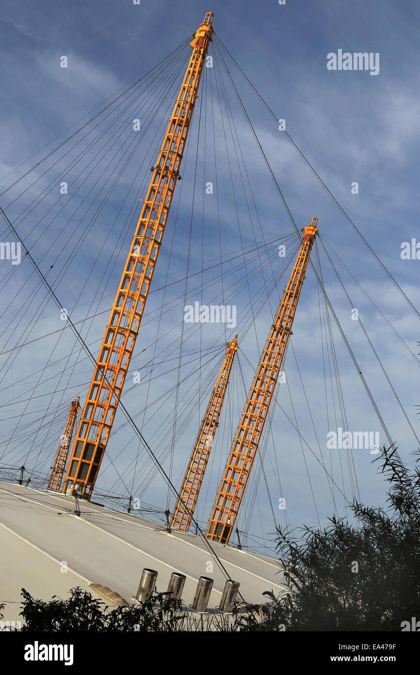 Ein Teil des Daches von The O2 in London an einem sonnigen Tag Stockfoto