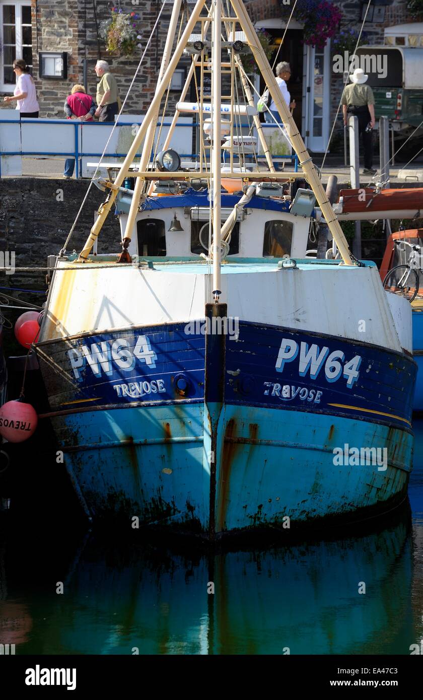 Ein Fischerboot im Hafen von Padstow Cornwall England uk Stockfoto