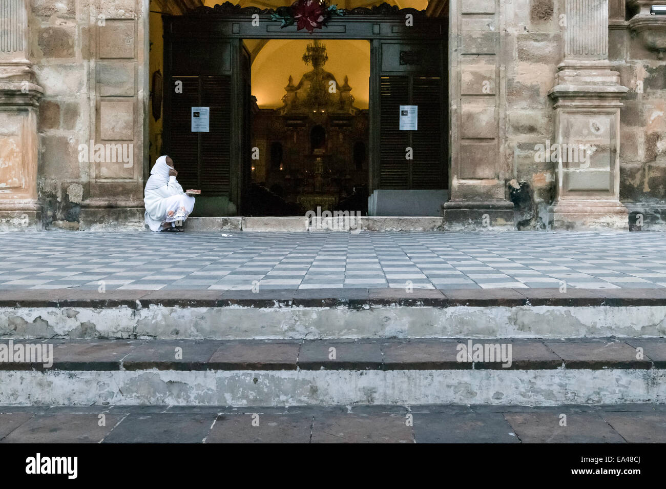 Ältere Frau tragen traditionelle Maya-Kleid betteln vor der Kathedrale von Campeche, Campeche, Mexiko Stockfoto